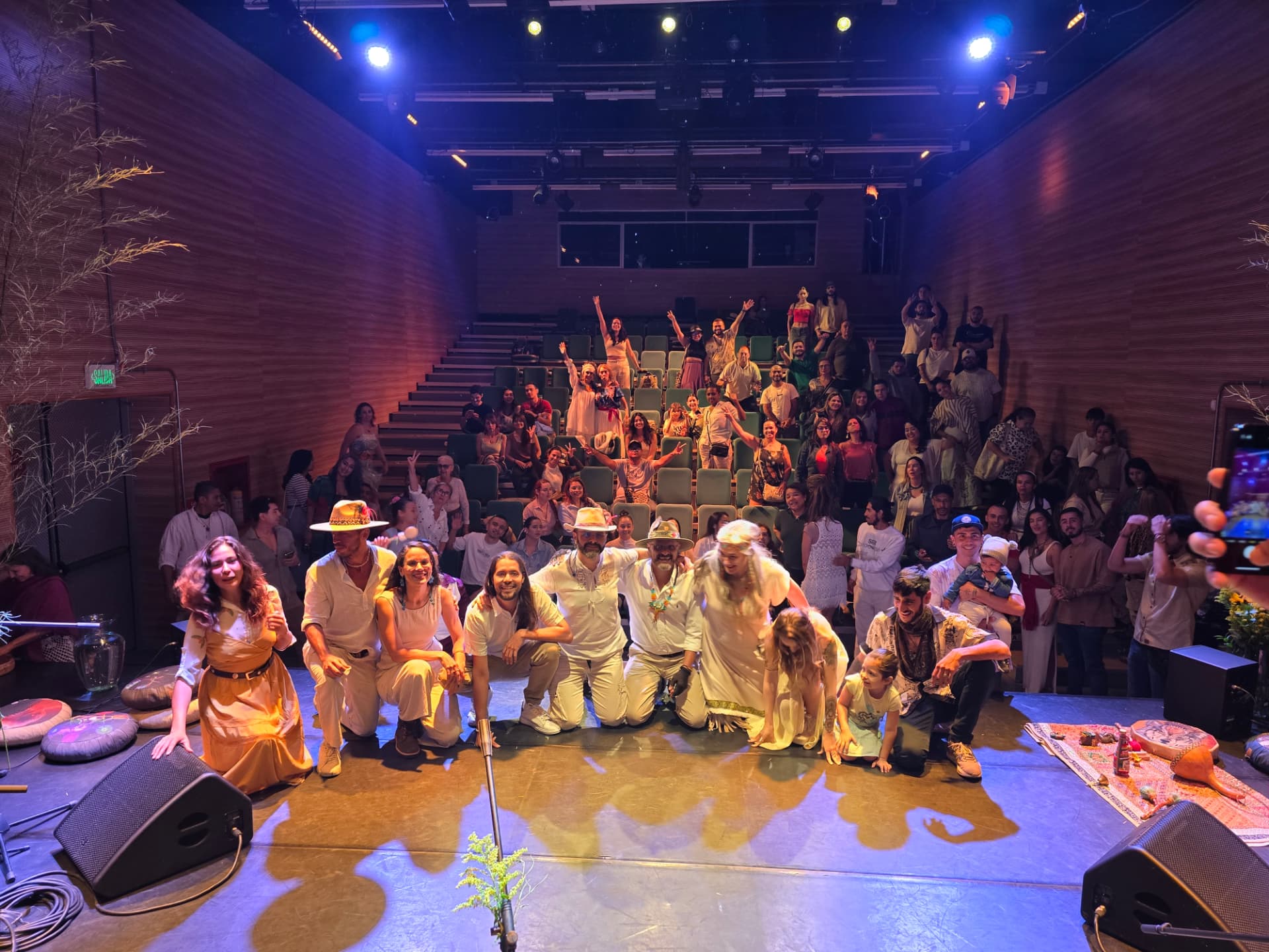 Okanani junto al público en un concierto